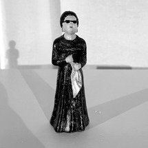 Figurine d'Oum Kalthoum avec lunettes de soleil et mouchoir